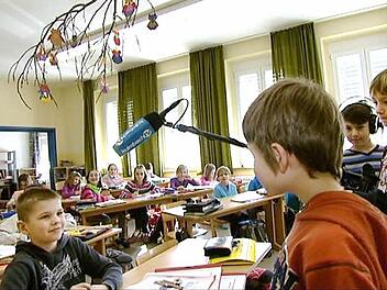 Jakob Michel, Janis Klawuhn und Güven Türk filmen und befragen ihren Mitschüler Leon Wienarick mit Profi-Ausrüstung. Fotos: Kama Media