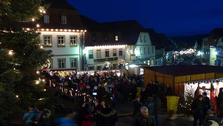 Ein Blick über den Zeiler Weihnachtsmarkt.