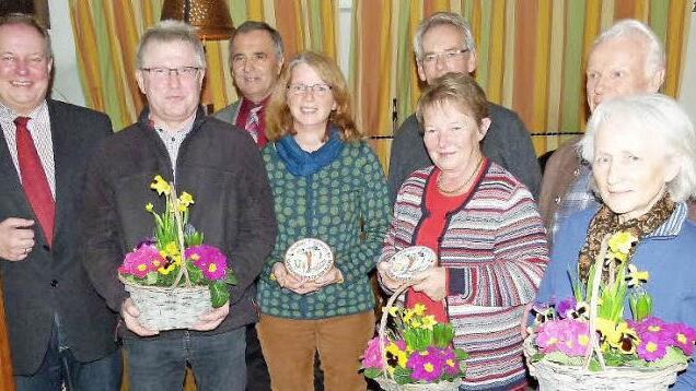 Die Sieger des Einzelhauswettbewerbs wurden bei der Hauptversammlung des Gartenbau- und Verschönerungsvereins ausgezeichnet. Unser Bild zeigt (von links) Bürgermeister Volker Schmiechen, Peter Wilm, Kreisvorsitzenden Günter Reif, Michaela Wilm, Vorsitzenden Wolfgang Wagner, Karin Herrmannsdörfer sowie Herwig und Georgine Pausch. Foto: Werner Oetter