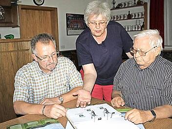Sie sind mittlerweile ein Team: Ortsheimatpfleger Bernhard Zipfel, Bürgermeisterin Karin Ritter und Baptist Tremel bei der Besprechung ihres 825-jährigen Jubiläums. Foto: Veronika Schadeck