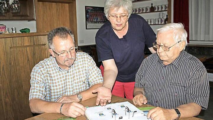 Sie sind mittlerweile ein Team: Ortsheimatpfleger Bernhard Zipfel, Bürgermeisterin Karin Ritter und Baptist Tremel bei der Besprechung ihres 825-jährigen Jubiläums. Foto: Veronika Schadeck