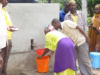 Mit einer Solarpumpe wird der Brunnen betrieben.  Foto: Afrika Hilfe