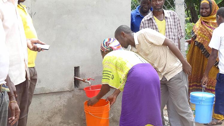 Mit einer Solarpumpe wird der Brunnen betrieben.  Foto: Afrika Hilfe
