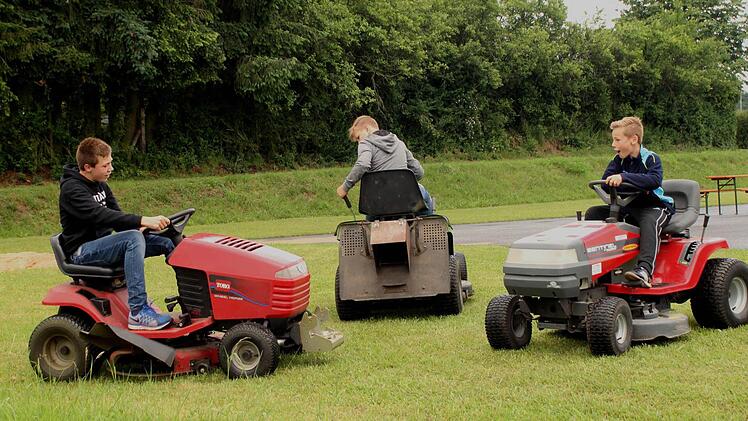 Die Kinder hatten ihren Spaß mit den Rasenmäher-Traktoren.