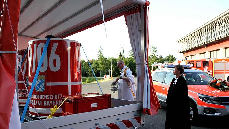 Kaplan Sebastian Schiller und Pfarrerin Andrea Schäfer bei der Weihe