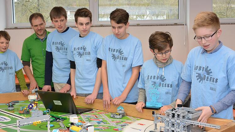 Das Team besteht aus sechs Schülern. Jede freie Minute haben sie an dem Roboter gearbeitet.  Foto: Björn Hein