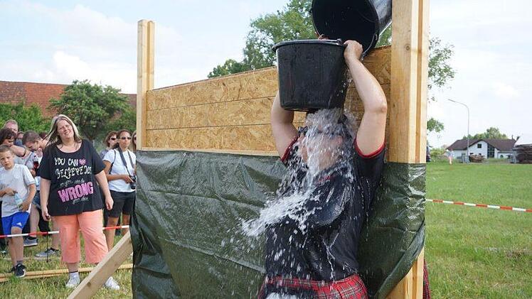 Bei den Temperaturen war das Spiel mit den Wassereimern eine angenehme Erfrischung. Foto: Marion Eckert