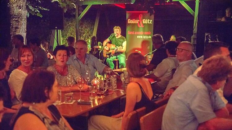 Im Innenhof des Gasthofs Krone feierten zahlreiche Gäste den Kirchweihauftakt mit dem Duo "Goller & Götz".
