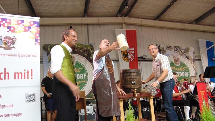 Aiwanger stach das Bierfass an.Foto: Petra Malbrich