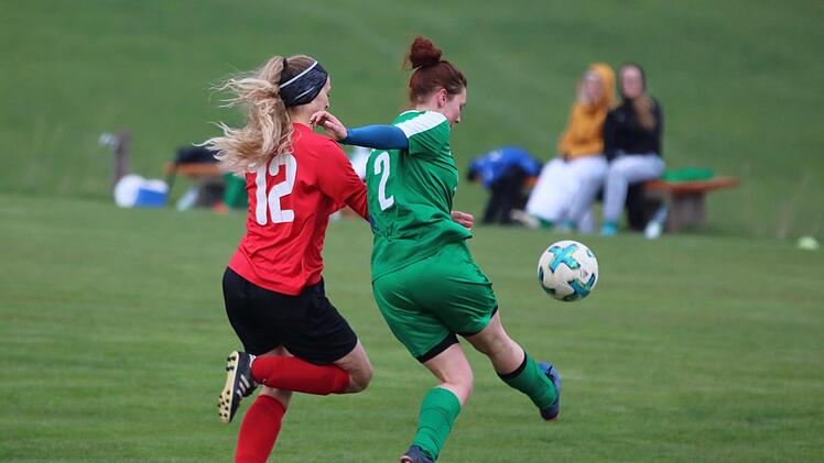Gestrauchelt, aber nicht gefallen ist die SG Schönderling/Thulba (in grün) mit dem 1:1 gegen den  bis datu verlustpunktfreien SC Schwarzach.Sebastian Schmitt