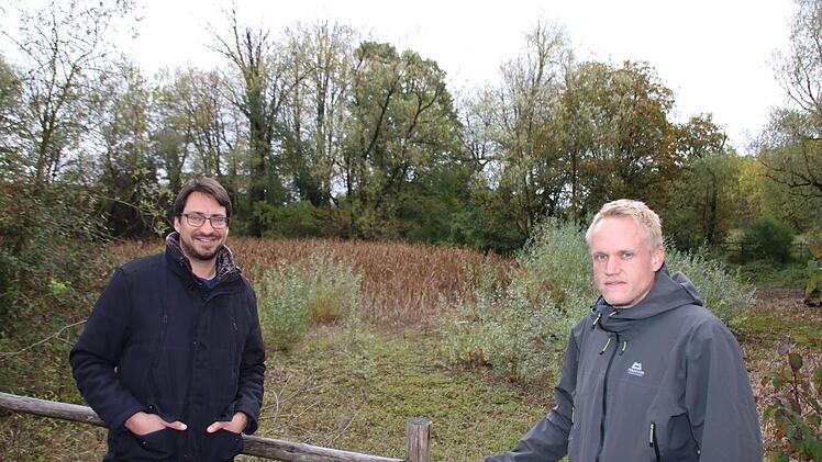 Peter Piel (hinten) und Jan Hochstein an der Schwarzen Pfütze. Foto: Ralf Ruppert