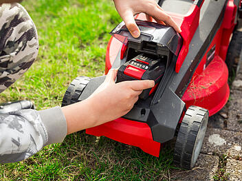 Akkurasenmäher, Akku-Rasenmäher, Rasenmäher, Garten, Herbst