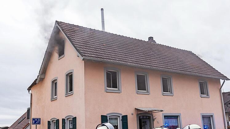 Im Dachgeschoss dieses Hauses hat es gebrannt.