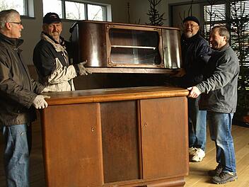 Josef Müller, Hubert Schott, Herbert Häuslein und Peter Albert (von links) richten die Kulturscheune in Eltingshausen für einen Künstlermarkt her. Dieser wird Teil der Dorfweihnacht am 1. und 2. Dezember sein.  Fotos: Stefan Geiger