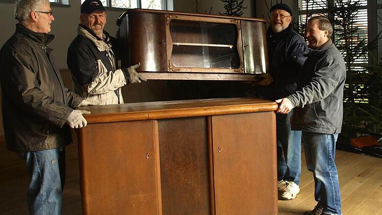 Josef Müller, Hubert Schott, Herbert Häuslein und Peter Albert (von links) richten die Kulturscheune in Eltingshausen für einen Künstlermarkt her. Dieser wird Teil der Dorfweihnacht am 1. und 2. Dezember sein.  Fotos: Stefan Geiger