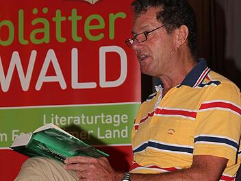 Gunter Haug hat in Eggolsheim die zweite Auflage des Literaturfestivals "Blätterwald" beschlossen.Foto: Erlwein