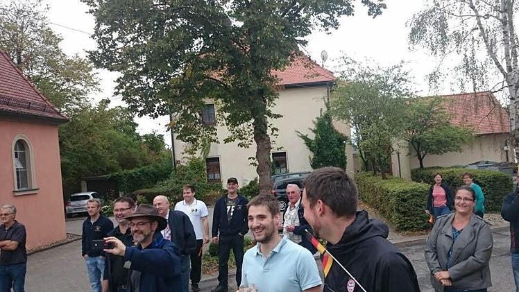 Die Eckersbacher fiebern mit beim Einlösen der Wette. Foto: privat