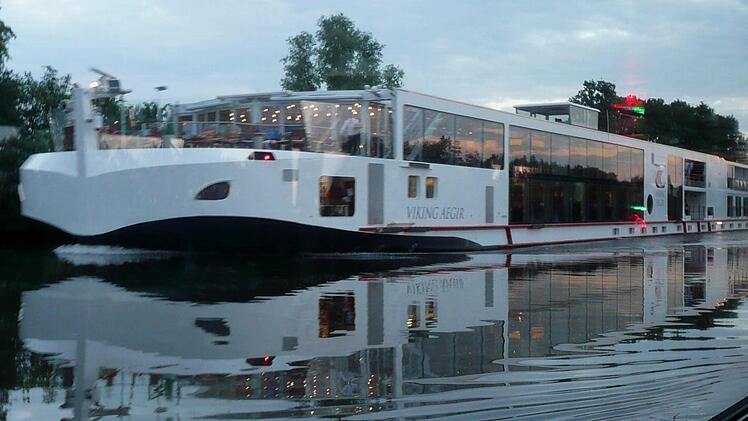 Hui, der Koloss ist nah. Vorbeifahrt eines Flusskreuzfahrtschiffes.