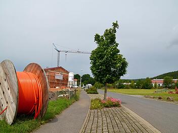 Das Gewerbegebiet "Eckartspfad" in Steinach gibt es schon viele Jahre, doch nur etwa die Hälfte der etwa drei Hektar großen Fläche ist inzwischen verkauft. Aktuell baut ein Unternehmer aus Köln hier seinen neuen Firmenstandort.  Foto: Kathrin Kupka-Hahn