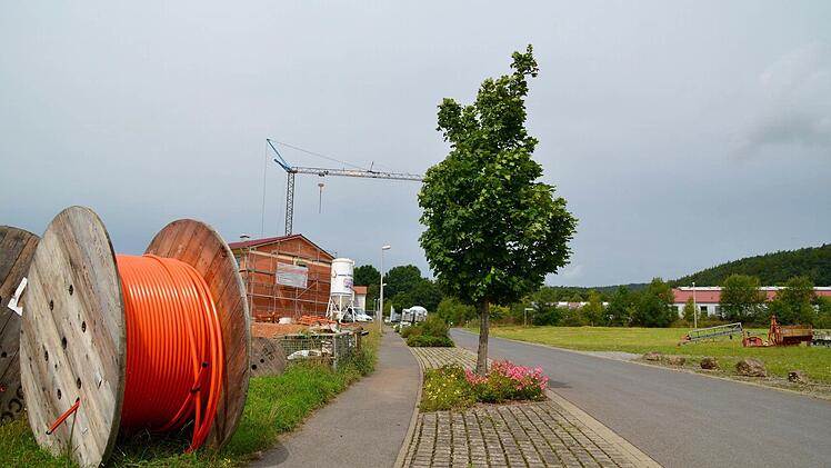 Das Gewerbegebiet "Eckartspfad" in Steinach gibt es schon viele Jahre, doch nur etwa die Hälfte der etwa drei Hektar großen Fläche ist inzwischen verkauft. Aktuell baut ein Unternehmer aus Köln hier seinen neuen Firmenstandort.  Foto: Kathrin Kupka-Hahn