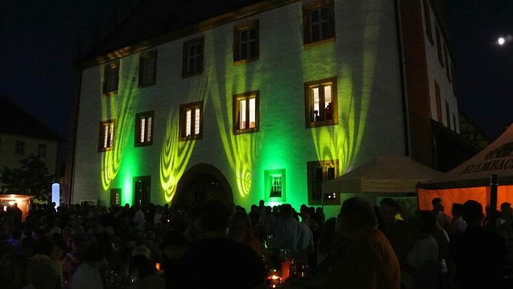 Vollbesetzt war der Marktplatz an den beiden Abenden des Marktplatzfestes in Haßfurt. Fotos: Brigitte Krause