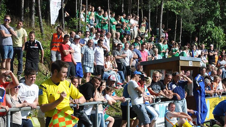 Wie vor drei Jahren geht es für die DJK Kersbach in einem Relegationsspiel nach Weingarts: Damals setzte sich Kersbach gegen Kühlenfels mit 2:0 durch, scheiterte danach aber an Poxdorf. Nun kreuzt die DJK auf dem Maigischer-Gelände mit dem SV Hiltpoltstein heute um 18.30 Uhr die Klingen. Der Sieger dieser Partie steigt in die Kreisliga auf, der Verlierer bekommt eine weitere Chance gegen Sittenbachtal.  Foto: Leo Hühnlein