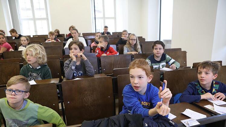 Am Samstag bestiegen rund 90 junge Studierende eine Zeitmaschine und reisten mit Valentina Ringelmann ins mittelalterliche Bamberg. Foto: Barbara Herbst