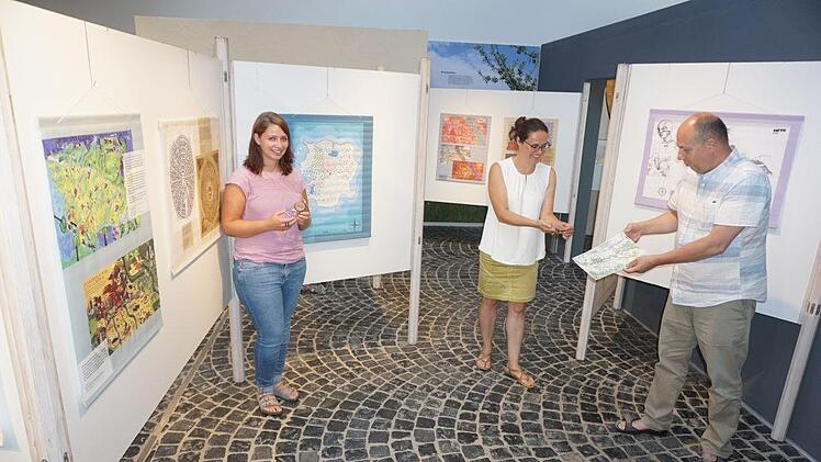 Eröffnung der neuen Ausstellung "Mit 70 Karten um die Welt" im Haus der  Langen Rhön in Oberelsbach. Das Bild zeigt von links die neue  Mitarbeiterin der Besucherbetreuung Sarah Göpfert, die stellvertretende  Bürgermeisterin Caroline Borst und Fachbetreuer Michael Dohrmann. Foto:  Marion Eckert