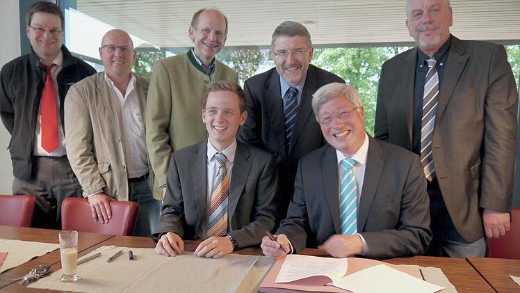 Symbolisches Bild: Der ganze Zweckverband "Therme Natur" mit (von links) Bernd Werner, Axel Dorscht, Michael Möslein und Norbert Teßmer steht hinter Albert Döbele (vorne, rechts), der gemeinsam mit Bad Rodachs Bürgermeister Tobias Ehrlicher seinen Geschäftsführer-Vertrag unterzeichnet. Foto: Berthold Köhler