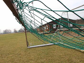 Die marode Holzbaracke am neuen Sportgelände des TSV soll einem Vereinsheim weichen, in dem dann auch wieder Toiletten und Duschen funktionieren. Foto: Andreas Dorsch