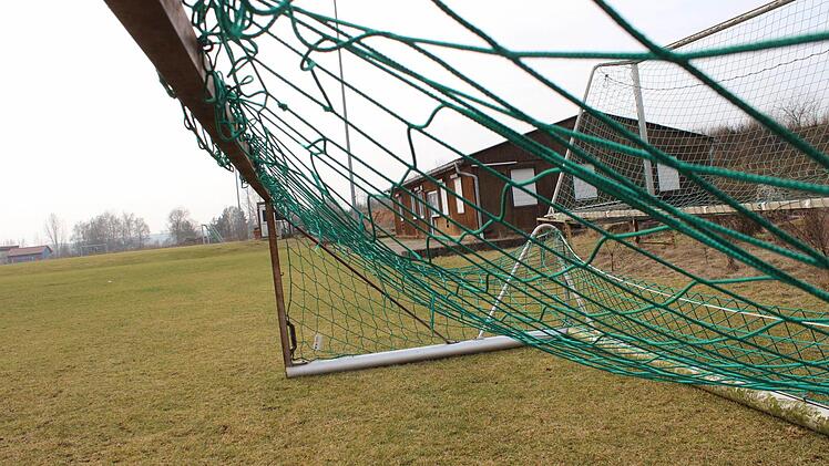 Die marode Holzbaracke am neuen Sportgelände des TSV soll einem Vereinsheim weichen, in dem dann auch wieder Toiletten und Duschen funktionieren. Foto: Andreas Dorsch