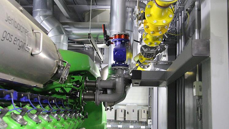 Der Motor des Blockheizkraftwerks.