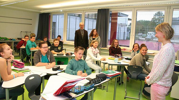 In den modernen Klassenräumen fühlen sich alle wohl: Lehrerin Hanna Obando (rechts), Schüler, Rektorin Cordula Atzhorn (am Fenster) mit Bürgermeister Jakobus Kötzner. Fotos: Evi Seeger