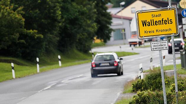 Das Ortschild der Stadt Wallenfels im Kreis Kronach. Acht Babyleichen wurden im November 2015 im Haus einer Familie im oberfr&auml;nkischen Wallenfels gefunden. Inzwischen scheint es in dem kleinen Dorf ruhiger geworden zu sein. Foto: Nicolas Armer/dpa
