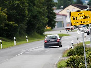Das Ortschild der Stadt Wallenfels im Kreis Kronach. Acht Babyleichen wurden im November 2015 im Haus einer Familie im oberfränkischen Wallenfels gefunden. Inzwischen scheint es in dem kleinen Dorf ruhiger geworden zu sein. Foto: Nicolas Armer/dpa