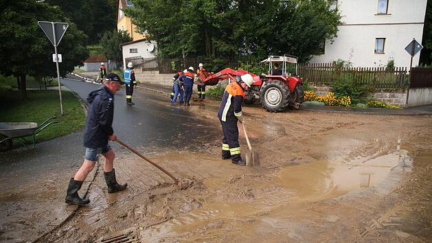 Starkregen &uuml;berflutet den Ortskern von Oschwitz (Landkreis Wunsiedel). Foto: News5/Fricke