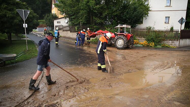 Starkregen überflutet den Ortskern von Oschwitz (Landkreis Wunsiedel). Foto: News5/Fricke