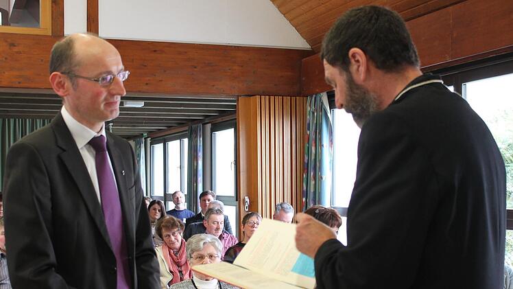 Dekan J&uuml;rgen Blechschmidt (rechts) f&uuml;hrt Pfarrer MartinPopp-Posekardt bei der Schlussandacht in sein Amt als stellvertretenden Senior des Pfarrkapitels ein.Jens Fertinger