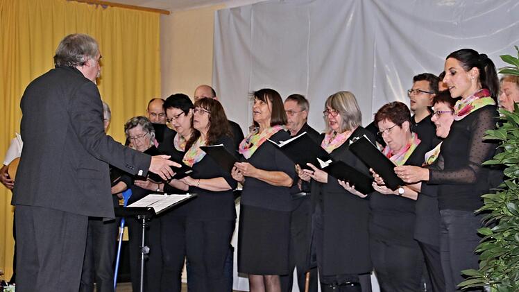 Der Gesangverein "Liederkranz Untermerzbach" mit Dirigenten Peter Fromm eröffnete das Herbstkonzert. Foto: Helmut Will