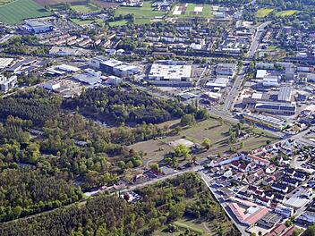 Wohnungen, Gewerbe oder großflächiger Bannwald? Die künftige Nutzung der Muna ist nach wie unklar. Dennoch will die Stadt das Gelände möglichst bald kaufen.  Foto: Ronald Rinklef