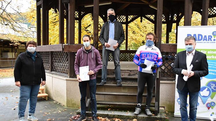 Ingrid Flieger und Landrat Klaus Peter Söllner kürten die Teams mit den meisten Radkilometern pro Person: Radelnde Rentner Untersteinach (Herbert Geyer), MSG Kulmbach (Artur Fröba) und Gemeinde Harsdorf (Michel Merkel). Foto: Uschi Prawitz