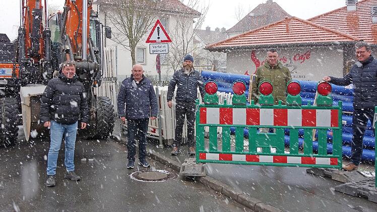 Von links: Frank Johannes und Manuel Kellner (Planungsb&uuml;ro Kellner), Matthias H&auml;fner (STL), Zweiter B&uuml;rgermeister Hans-Josef Stich und Michael Hess (Bauamtsleiter)
