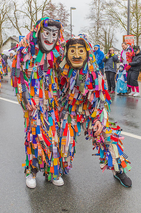 Buntes Faschingstreiben begeistert groß und klein.