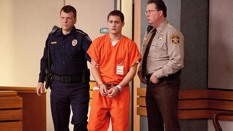 Jason (Rafi Gavron, Mitte) gilt den US-Beh&ouml;rden als potenzieller Drogenh&auml;ndler. Ihm droht eine lange Gef&auml;ngnisstrafe.