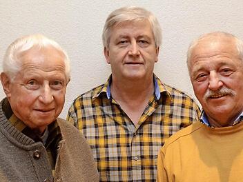 Kurt Stein (links) und Walter Bömmel (rechts), die zusammen mit Herbert Helmut zu den "Wiedergründungsvätern" der Garitzer Schützengesellschaft gehören, wurden vom stellvertretenden Vorsitzenden Bernhard Buscham für 60 Jahre Vereinstreue geehrt.  Foto: Peter Rauch