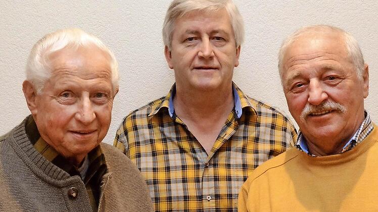 Kurt Stein (links) und Walter Bömmel (rechts), die zusammen mit Herbert Helmut zu den "Wiedergründungsvätern" der Garitzer Schützengesellschaft gehören, wurden vom stellvertretenden Vorsitzenden Bernhard Buscham für 60 Jahre Vereinstreue geehrt.  Foto: Peter Rauch