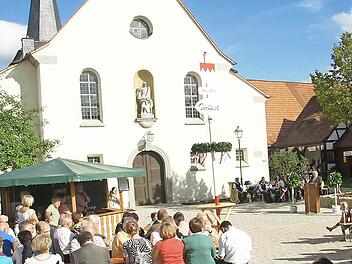 Am 13. und 14. September lädt die Vereinsgemeinschaft Eltingshausen zum 25. Dorffest auf dem Kirchplatz ein. Ein vielfältiges Programm mit Tanzeinlage der Kindergartenkinder, viel Musik und Festbetrieb wartet auf die Gäste. Archivfoto: Stefan Geiger