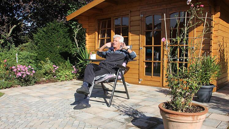 "Wenn ich nur meine Ruhe hätte." Stoßseufzer von Arthur Veth in seinem Garten, der an die Staatsstraße angrenzt, die über die Serpentinen-Strecke von Ebern nach Untermerzbach führt. Fotos: Ralf Kestel