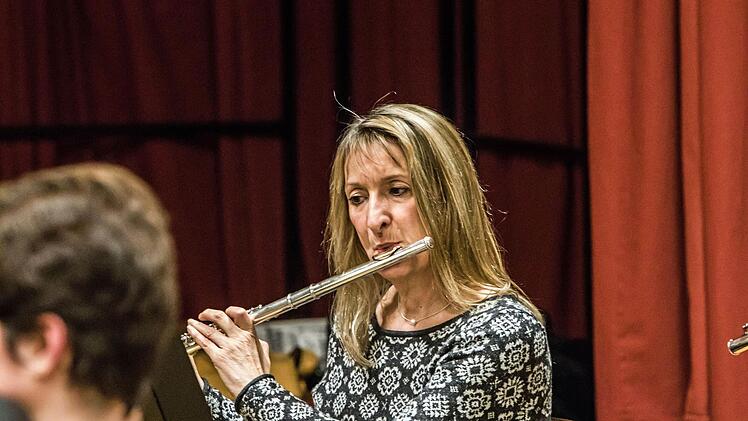 Impressionen von der Probenarbeit mit dem Orchester der "Gesellschaft der Musikfreunde Neustadt" unter Leitung von Hans Stähli. Fotos: Jochen Berger