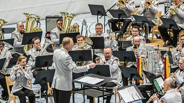 Impressionen vom Auftritt des Heeresmusikkorps Veitshöchheim in der Sporthalle der PestalozzischuleFoto: Jochen Berger